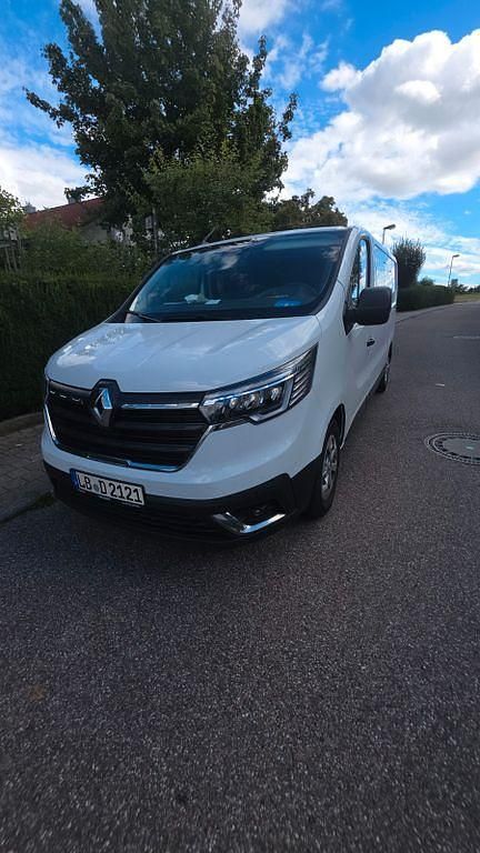 Weiß Gebraucht 2022 Renault Trafic Komfort Van / Kleinbus | 24.000 € - Bild 1/4