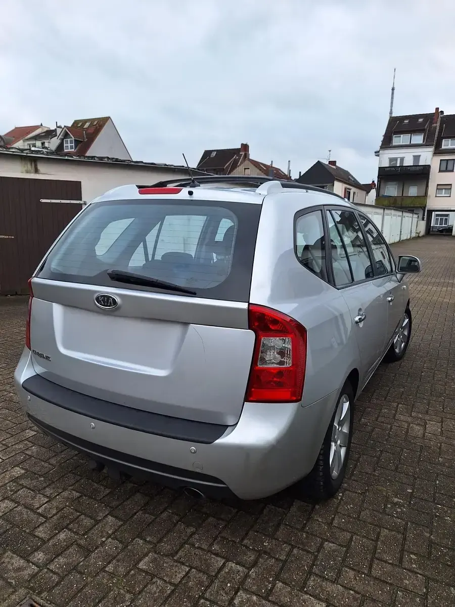 Gebraucht Kia Carens 106 PS (77 kW) 2007 Silber Van / Kleinbus