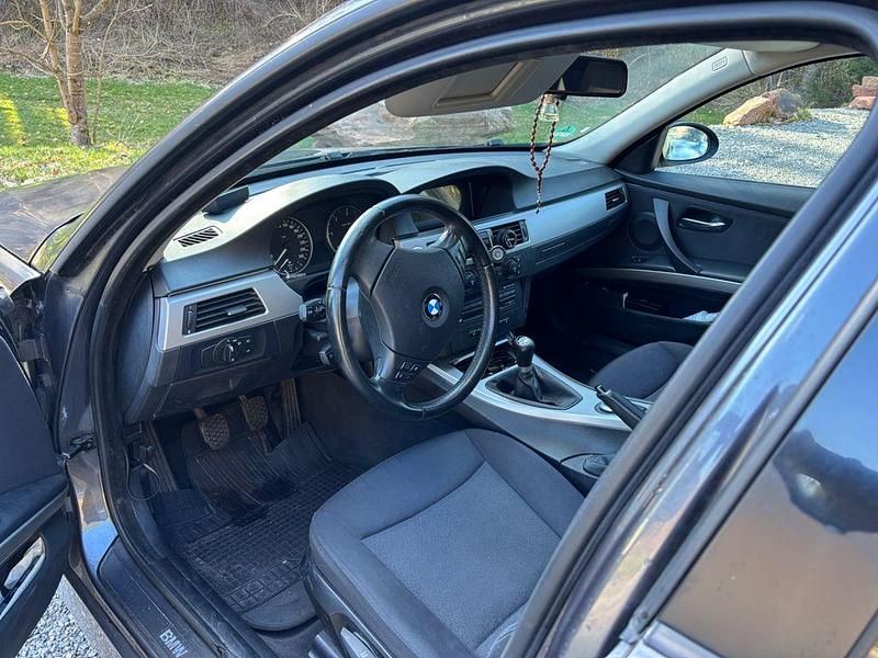 Gebraucht BMW 320 163 PS (119 kW) 2005 Grau Limousine