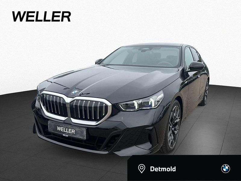Black sapphire (schwarz) Gebraucht 2025 BMW 520 M Sport Limousine | 49.490 € - Bild 1/4