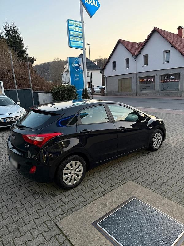 Gebraucht Hyundai i30 100 PS (73 kW) 2016 Schwarz Kleinwagen