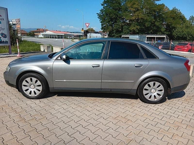 Grau Gebraucht 2002 Audi A4 Ambiente Limousine | 2.990 € (Teuer) - Bild 1/4