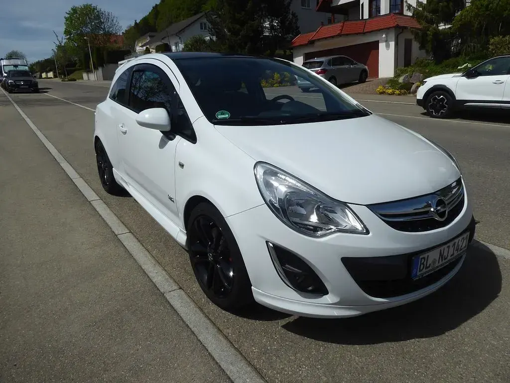 Gebraucht Opel Corsa Color Edition 150 PS (110 kW) 2012 Weiß Kleinwagen