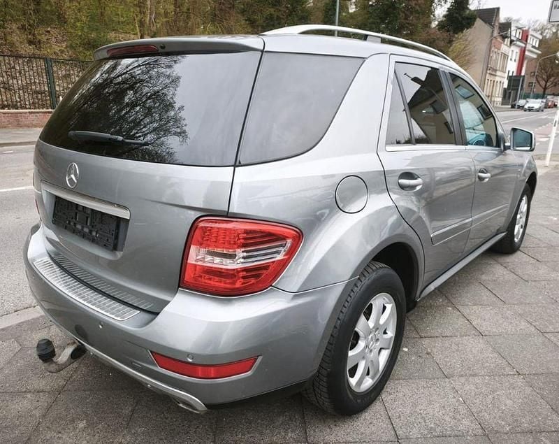 Gebraucht Mercedes ML350 211 PS (155 kW) 2010 Silber SUV