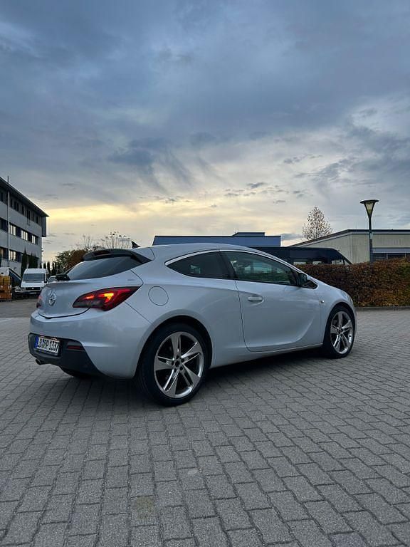 Silber Gebraucht 2012 Opel Astra GTC Limousine | 6.500 € (Etwas zu teuer) - Bild 1/4