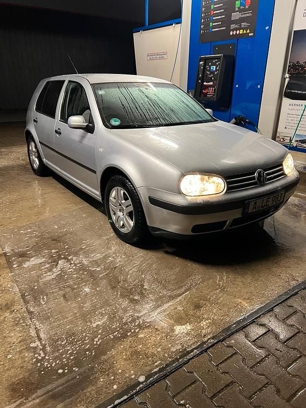 Silber Gebraucht 2002 VW Golf IV Kleinwagen | 2.500 € (Guter Preis) - Bild 1/4