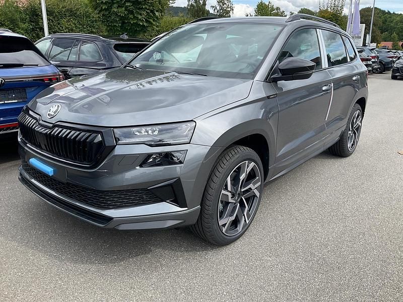 Graphite grau metallic Neu 2025 Skoda Karoq SportLine SUV | 40.495 € (Fairer Preis) - Bild 1/3