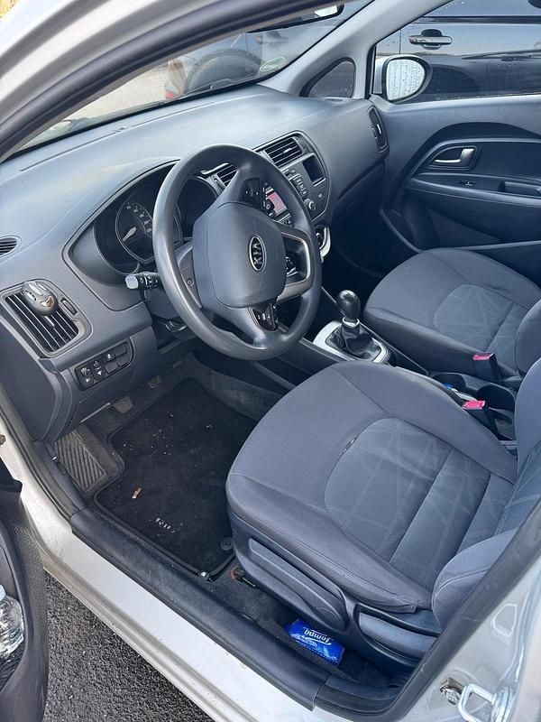 Gebraucht Kia Rio 109 PS (80 kW) 2012 Silber Kleinwagen