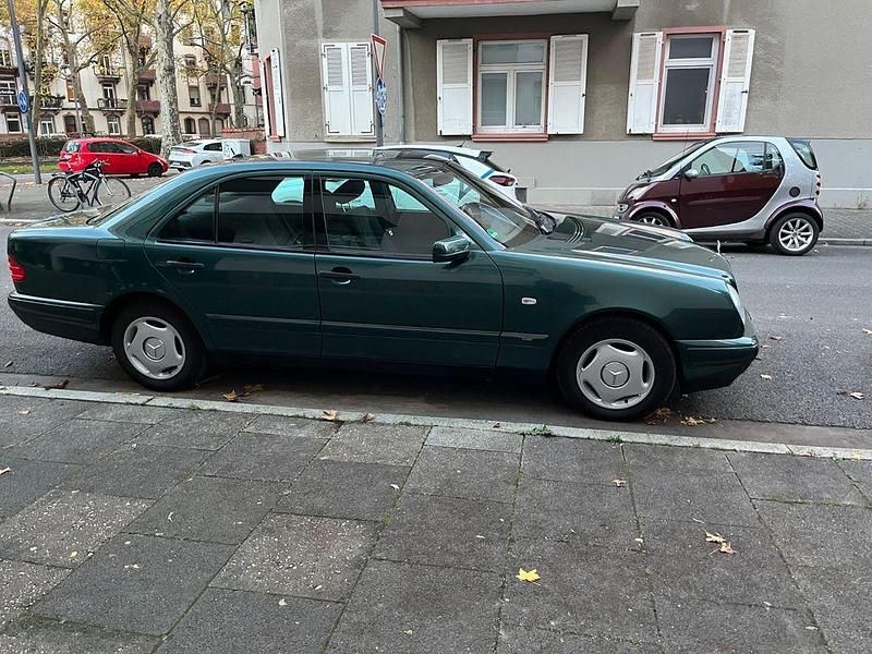 Grün Gebraucht 1998 Mercedes E240 Classic Limousine | 4.900 € (Teuer) - Bild 1/4