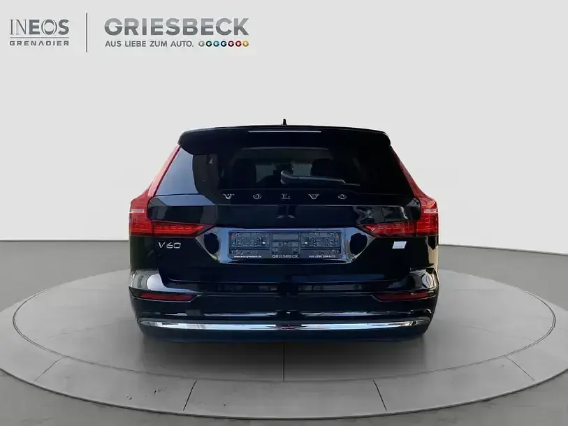 Używany Volvo V60 Core 455 KM (334 kW) 2023 Czarny Kombi