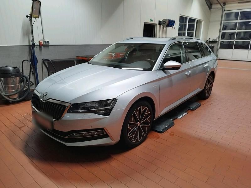 Silber Gebraucht 2021 Skoda Superb LAURIN & KLEMENT Kombi | 18.900 € (Fairer Preis) - Bild 1/4