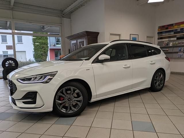 Weiß, frozen white Neu 2025 Ford Focus ST-Line | 27.950 € (Superpreis) - Bild 1/4