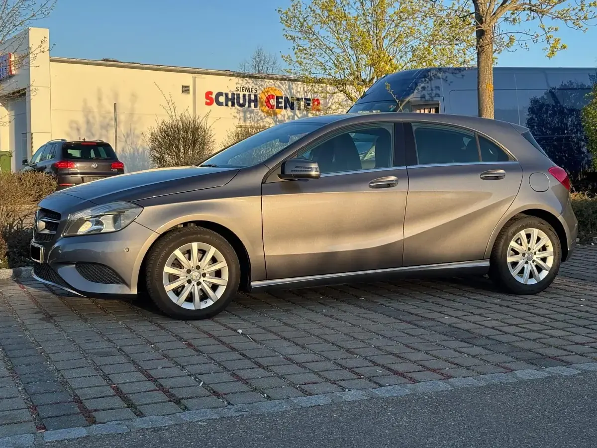 Gebraucht Mercedes A180 122 PS (89 kW) 2014 Grau Kleinwagen