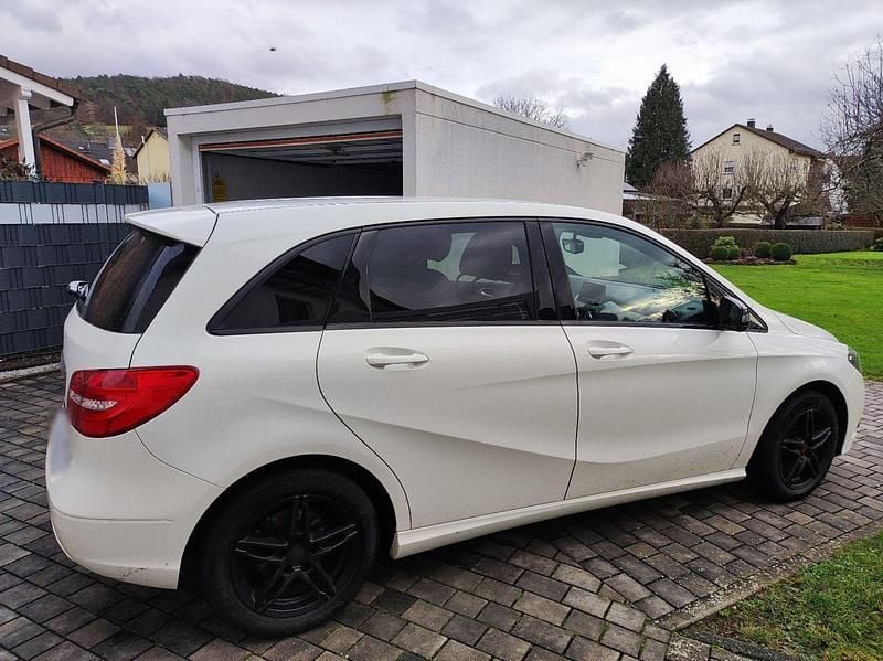 Gebraucht Mercedes B180 109 PS (80 kW) 2013 Weiß Van / Kleinbus