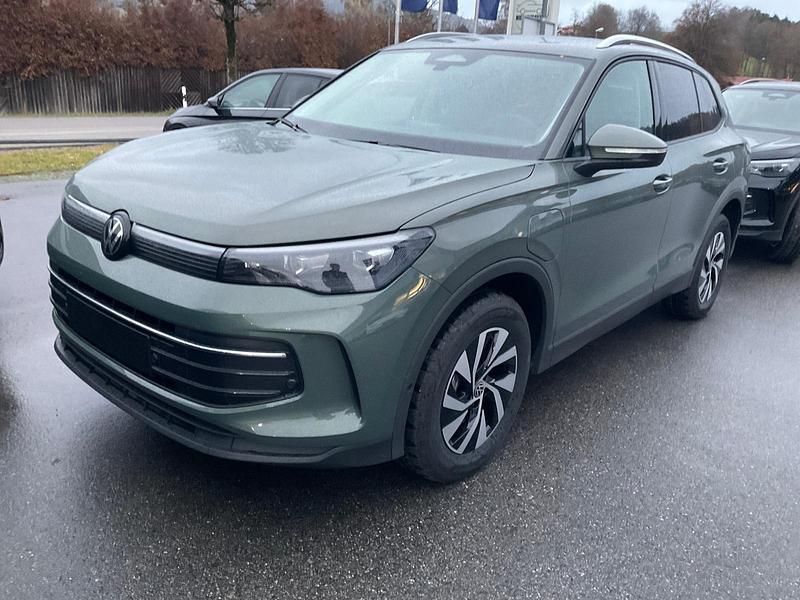 Cipressino grün metallic Neu 2025 VW Tiguan Life SUV | 46.875 € (Superpreis) - Bild 1/3