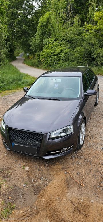 Grau Gebraucht 2011 Audi A3 Ambition Limousine | 9.850 € (Teuer) - Bild 1/4