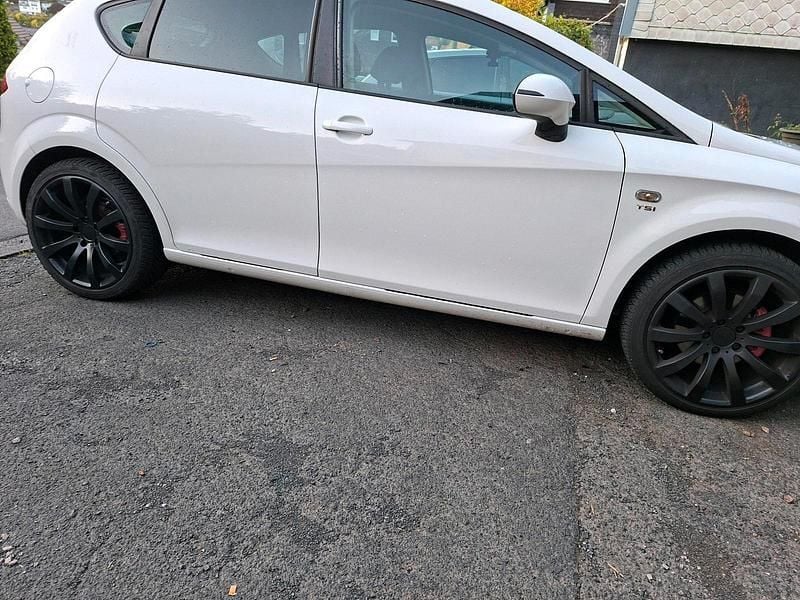 Weiß Gebraucht 2011 Seat Leon Limousine | 4.800 € (Fairer Preis) - Bild 1/4