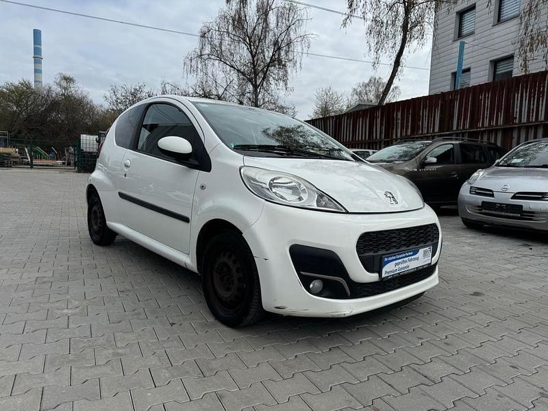 Gebraucht Peugeot 107 Active 68 PS (50 kW) 2012 Weiß Kleinwagen