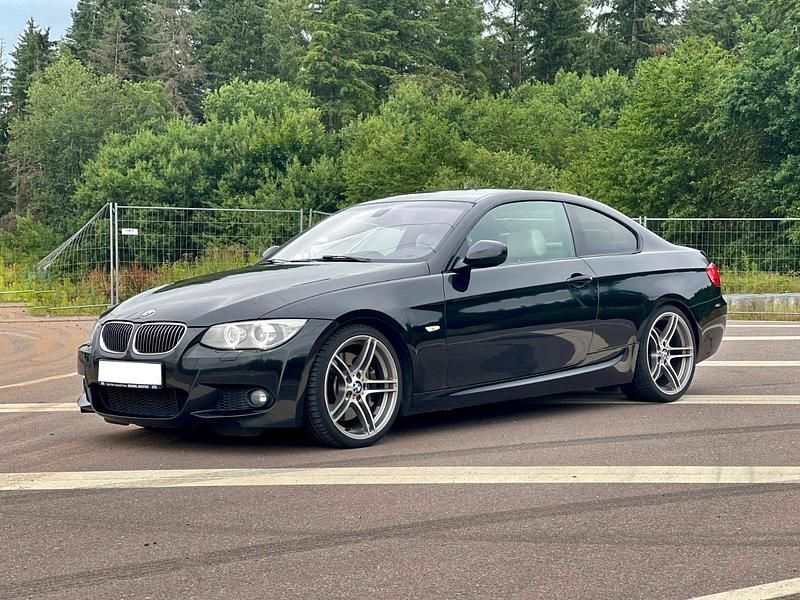 Schwarz Gebraucht 2011 BMW 335 M Sport Coupé | 11.980 € (Etwas zu teuer) - Bild 1/4