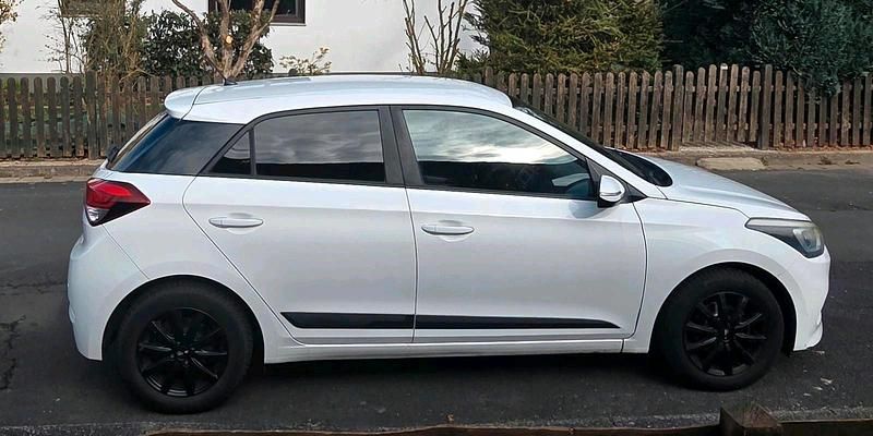 Gebraucht Hyundai i20 84 PS (61 kW) 2017 Weiß Kleinwagen