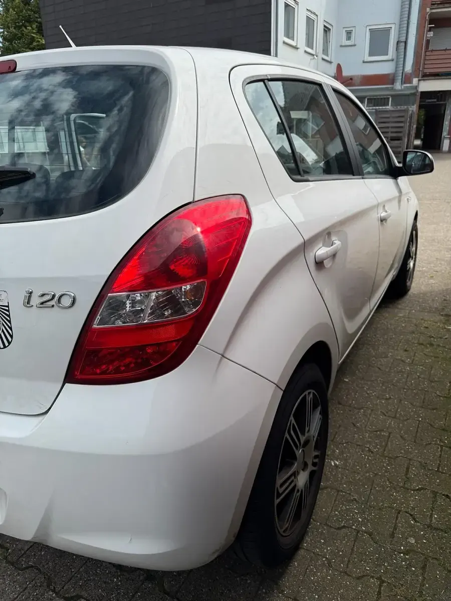 Gebraucht Hyundai i20 67 PS (49 kW) 2012 Weiß Kleinwagen
