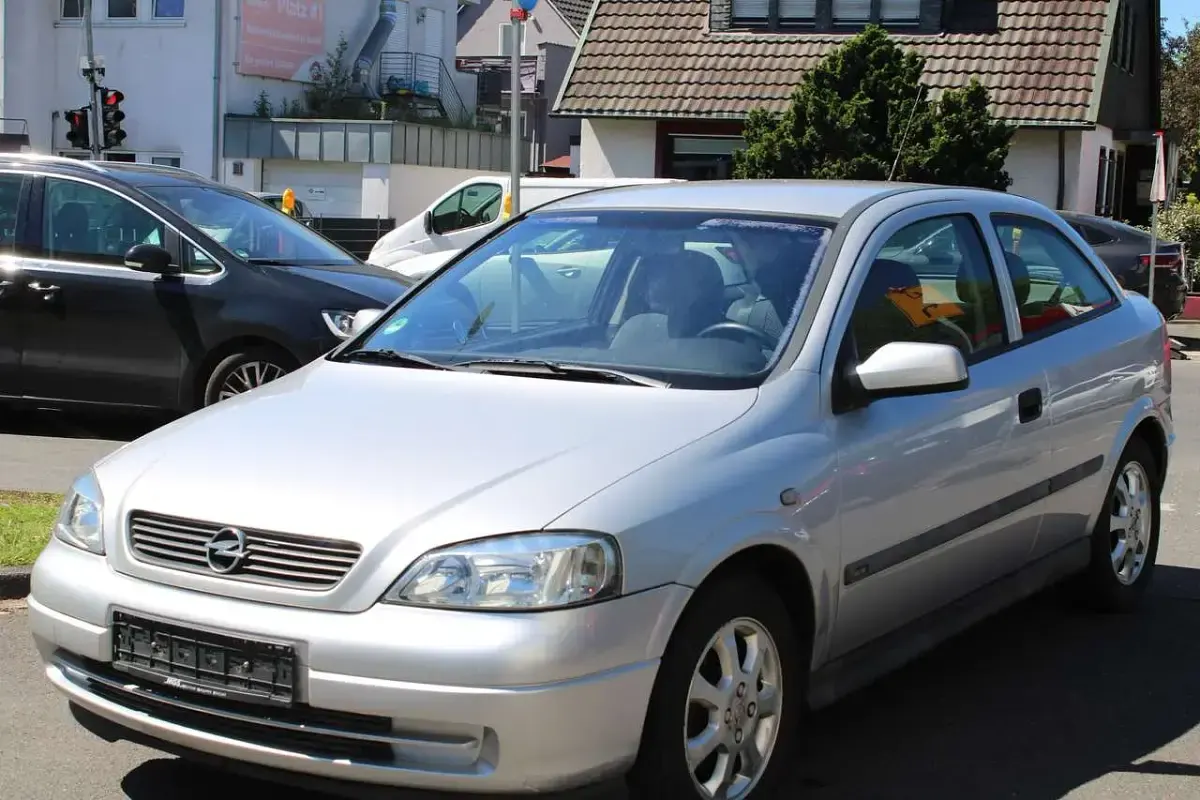 Gebraucht Opel Astra Selection 84 PS (61 kW) 2001 Silber Limousine