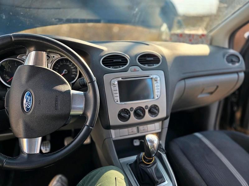 Gebraucht Ford Focus 100 PS (73 kW) 2010 Schwarz Kombi