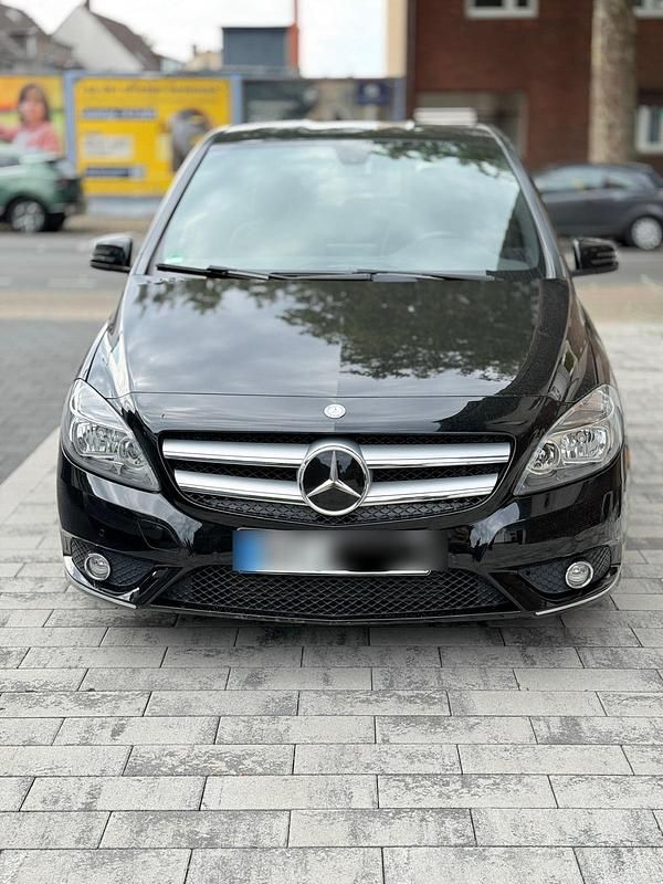 Schwarz Gebraucht 2014 Mercedes B200 Van / Kleinbus | 15.499 € - Bild 1/4
