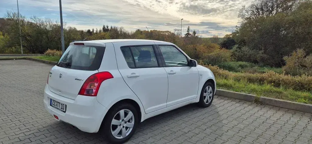 Używany Suzuki Swift 92 KM (67 kW) 2010 Biały Hatchback