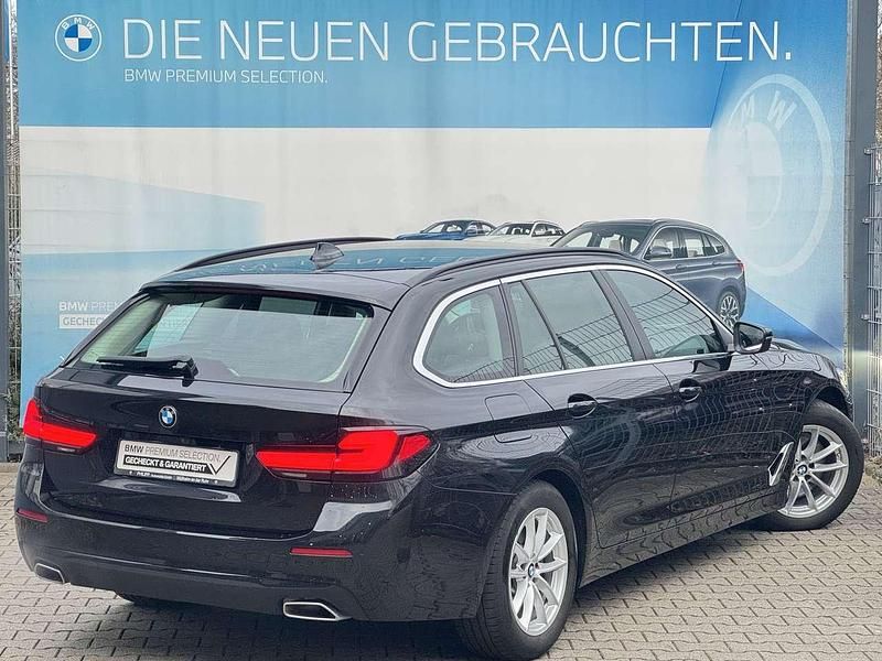 Gebraucht BMW 540 Sport Line 333 PS (244 kW) 2023 Black sapphire Kombi