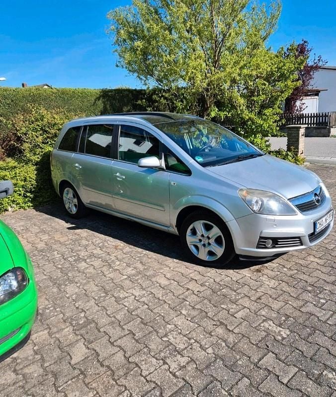 Silber Gebraucht 2007 Opel Zafira Van / Kleinbus | 5.859 € - Bild 1/4