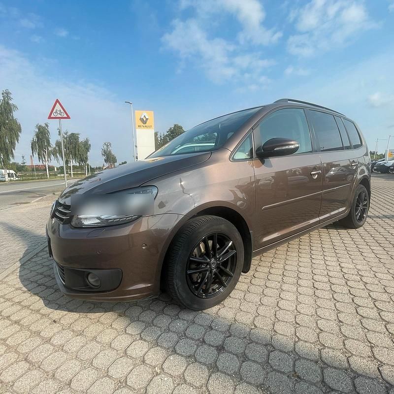 Braun Gebraucht 2011 VW Touran Van / Kleinbus | 6.900 € (Fairer Preis) - Bild 1/4