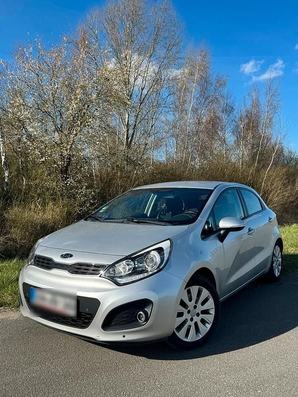 Second-hand Kia Rio 90 CP (66 kW) 2012 Argintiu Berlinǎ