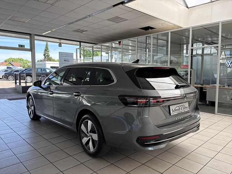 Gebraucht VW Passat Elegance 150 PS (110 kW) 2024 Grau metallic Kombi