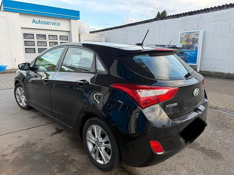 Gebraucht Hyundai i30 Classic 99 PS (72 kW) 2012 Schwarz Kleinwagen