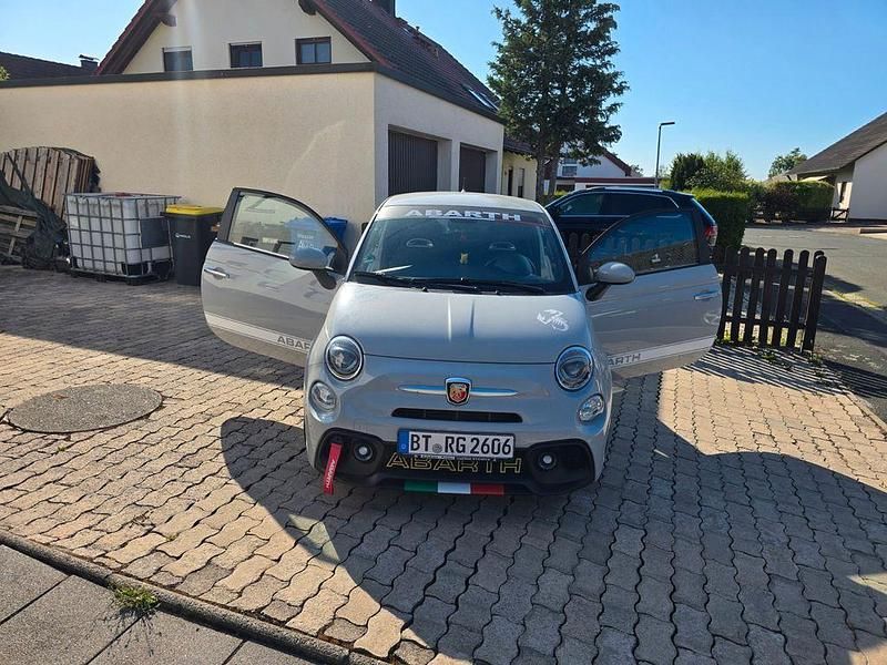 Grau Gebraucht 2022 Abarth 595 Kleinwagen | 20.500 € (Guter Preis) - Bild 1/4