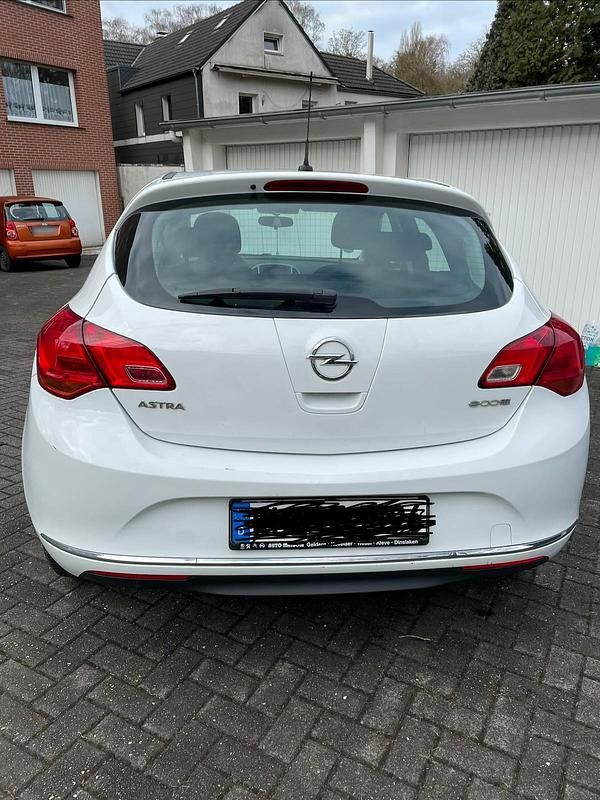Gebraucht Opel Astra 110 PS (80 kW) 2015 Weiß Limousine