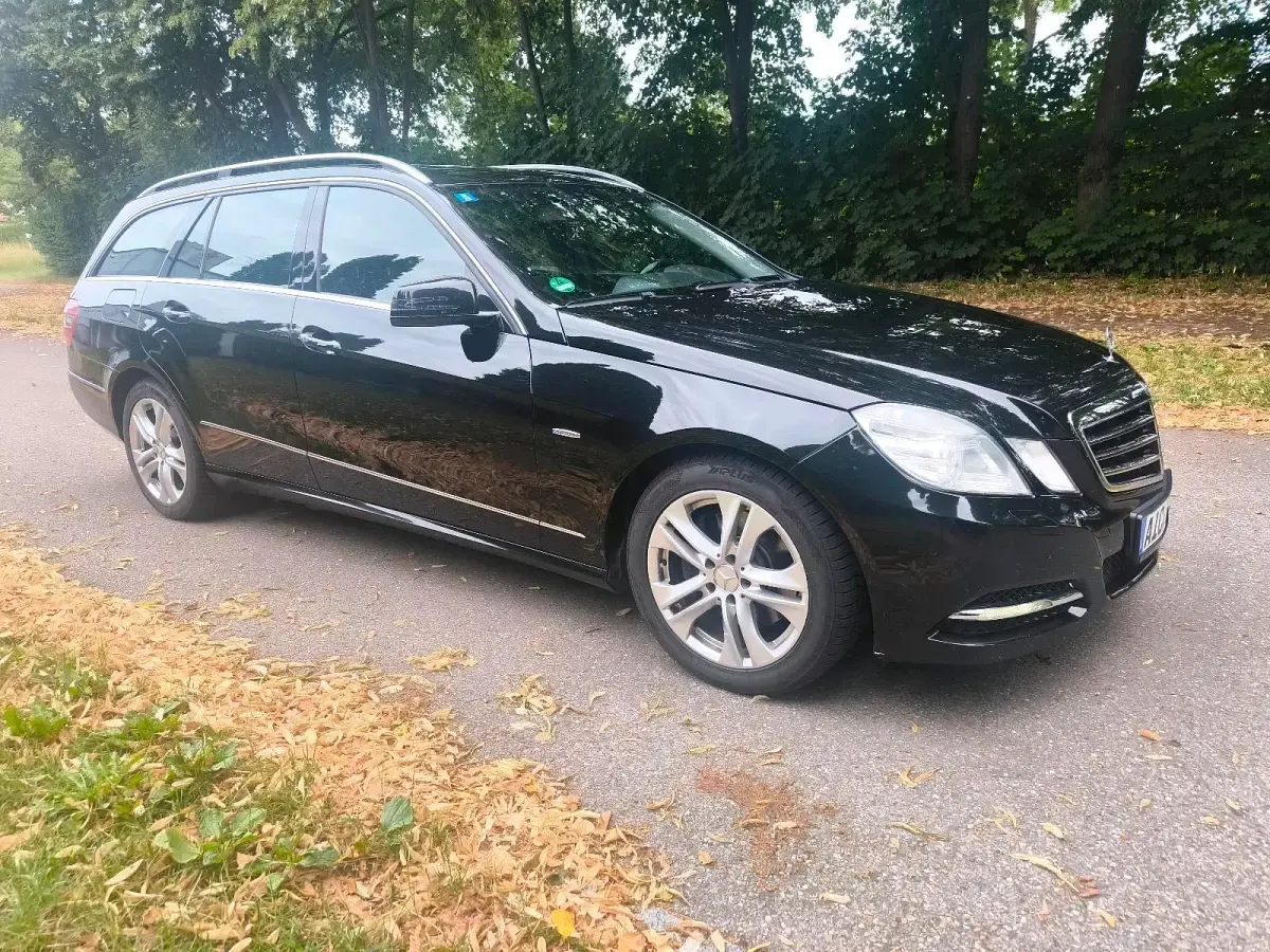 Gebraucht Mercedes E250 Avantgarde 204 PS (150 kW) 2011 Schwarz Kombi