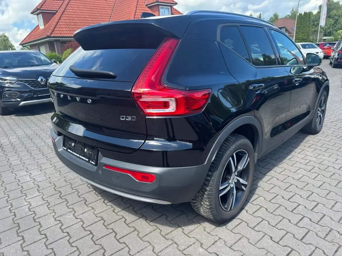 Gebraucht Volvo XC40 150 PS (110 kW) 2020 Schwarz metallic SUV