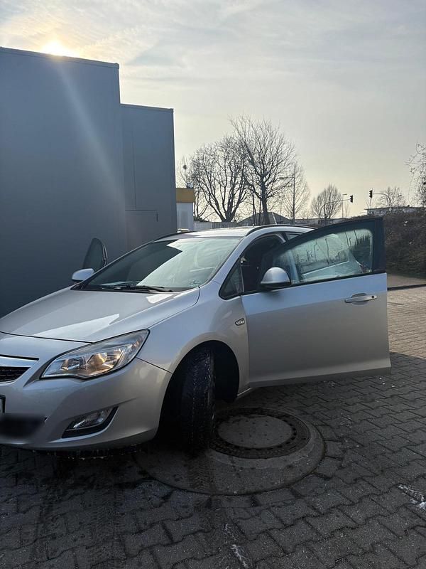 Gebraucht Opel Astra 100 PS (73 kW) 2012 Silber Limousine