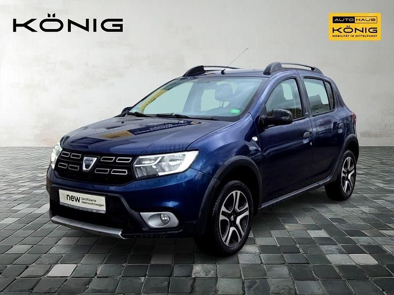 Blau Gebraucht 2018 Dacia Sandero Celebration Limousine | 9.499 € - Bild 1/4