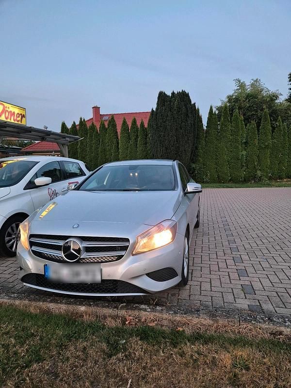 Gebraucht Mercedes A180 122 PS (89 kW) 2014 Grau Kleinwagen