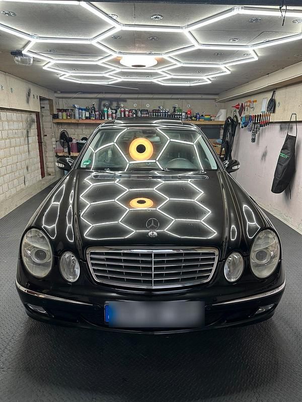Schwarz Gebraucht 2004 Mercedes E200 Limousine | 2.699 € (Guter Preis) - Bild 1/4