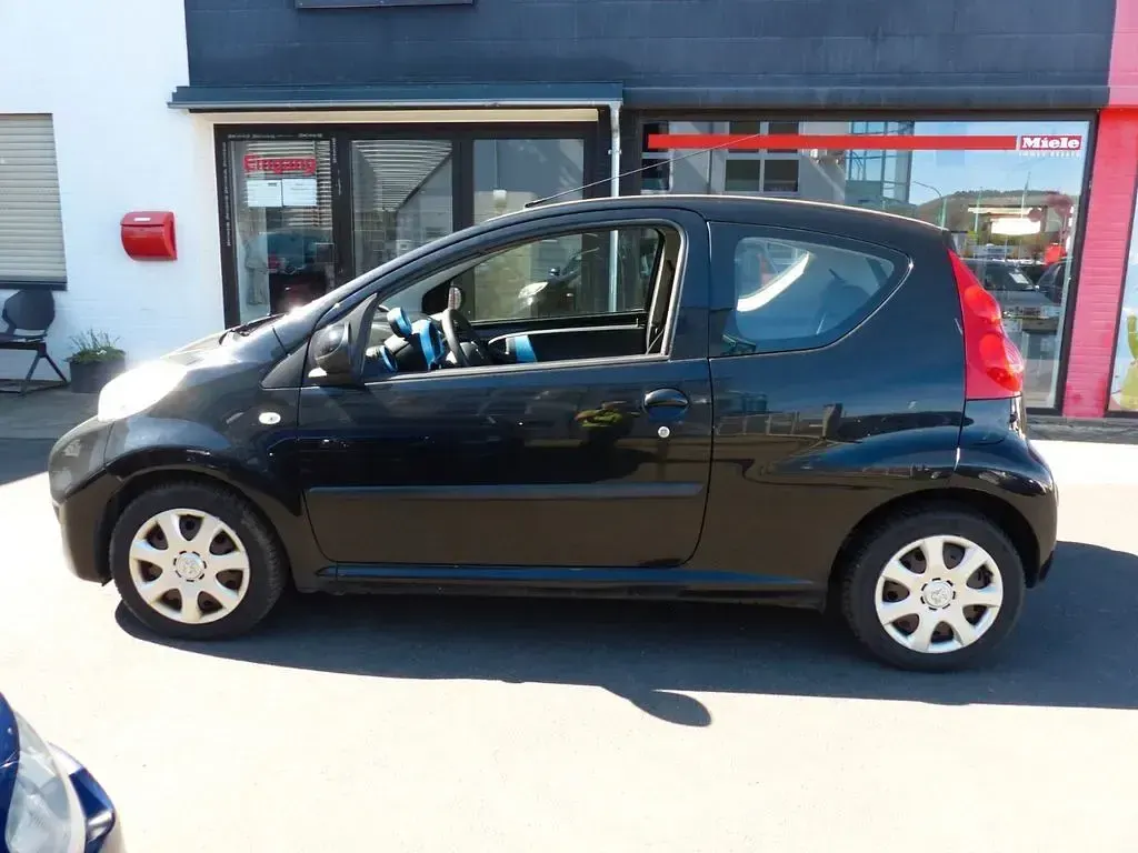 Gebraucht Peugeot 107 Style 68 PS (50 kW) 2011 Schwarz Kleinwagen