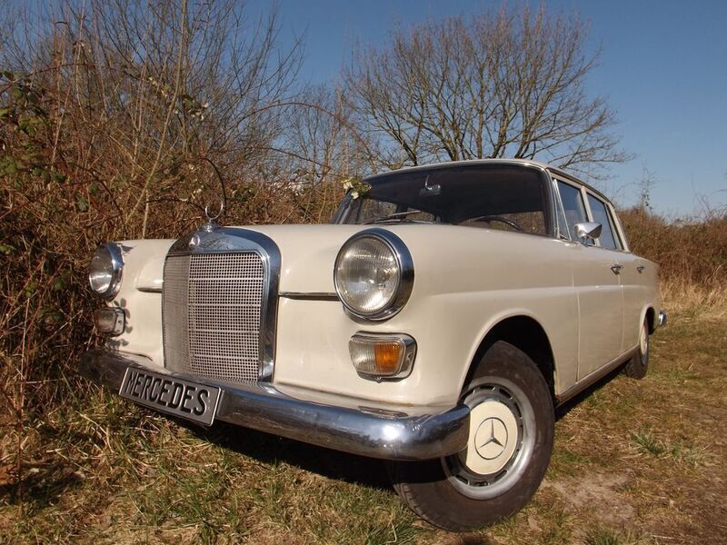 Weiß Gebraucht 1967 Mercedes 200 Limousine | 11.850 € - Bild 1/4