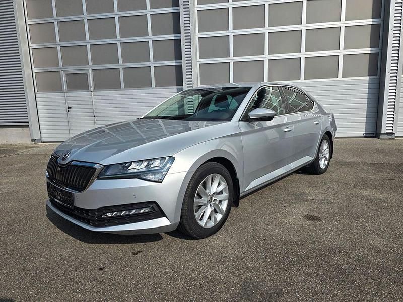 Gebraucht Skoda Superb Ambition 150 PS (110 kW) 2023 Brillantsilber Limousine