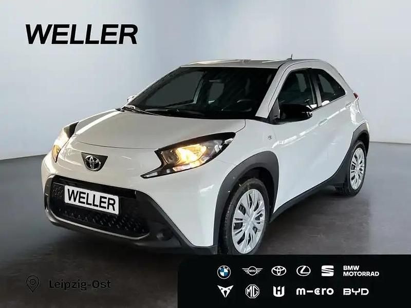 Schneeweiß Gebraucht 2025 Toyota Aygo Play Kleinwagen | 15.890 € (Fairer Preis) - Bild 1/3