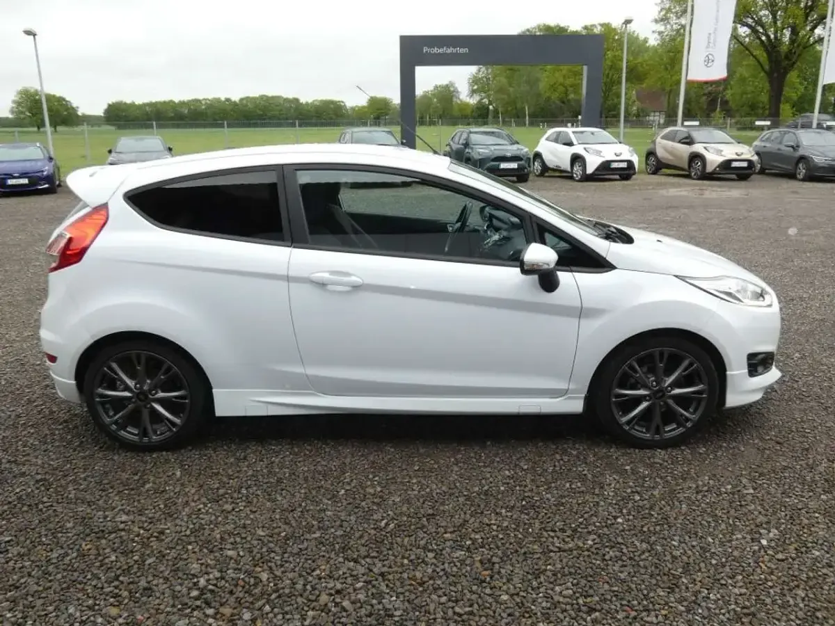 Gebraucht Ford Fiesta ST-Line 140 PS (102 kW) 2016 Frozen white Kleinwagen