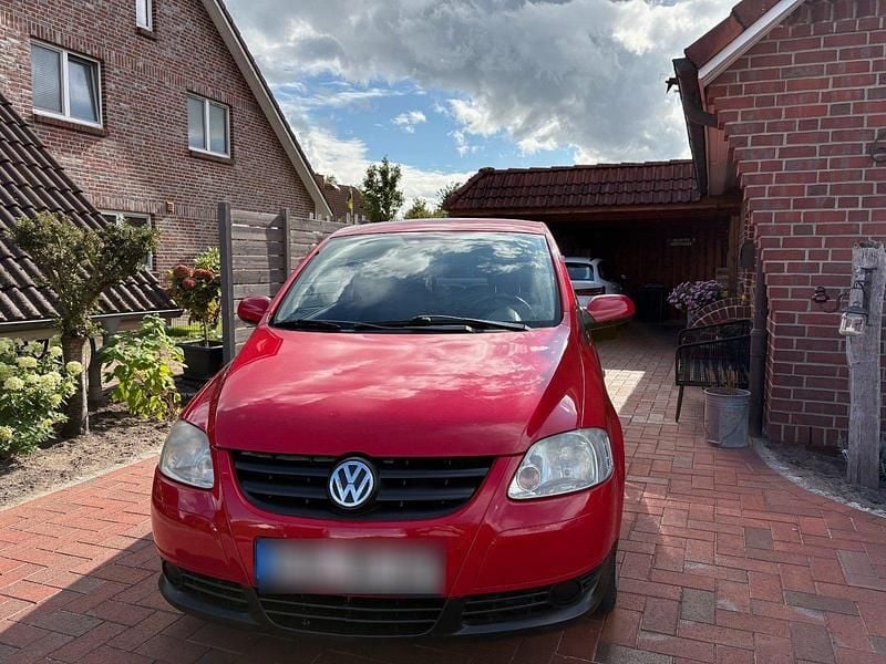 Rot Gebraucht 2006 VW Fox Kleinwagen | 1.600 € (Etwas zu teuer) - Bild 1/4