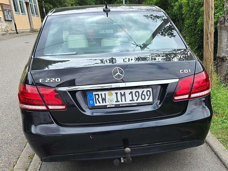 Gebraucht Mercedes E220 Elegance 170 PS (125 kW) 2015 Schwarz Limousine